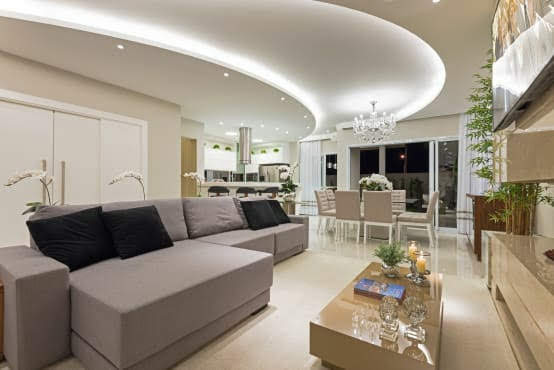 Sanca curva com iluminação indireta em sala